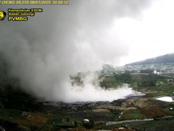 Kawah Sileri Dieng Menyemburkan Lumpur Sejauh 40 Meter