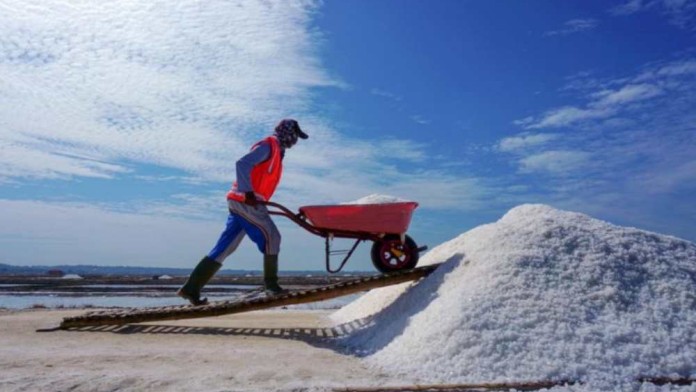 Cirebon Dorong Pusat Bangun Pipanisasi untuk Tingkatkan Produksi Garam