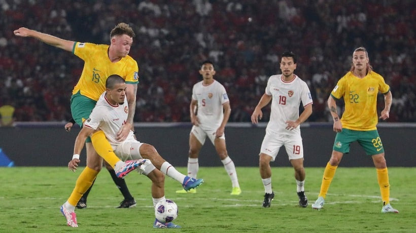 Pesepak bola Timnas Indonesia Ragnar Oratmangoen (26) berebut bola dengan pesepak bola Timnas Australia Harry Souttar (19) pada laga lanjutan Grup C putaran ketiga Kualifikasi Piala Dunia 2026 Zona Asia yang berakhir seri 0-0 di Stadion Utama Gelora Bung Karno, Senayan, Jakarta, Selasa (10/9/2024). Langkah Indonesia menuju Piala Dunia 2026 akan ditentukan pada empat pertandingan babak kualifikasi putaran ketiga. Selain menghadapi Australia, Indonesia akan melawan Bahrain, China, dan Jepang./Bisnis-Eusebio Chrysnamurti