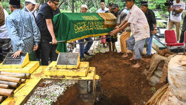 Suasana Haru Iringi Pemakaman Pelawak Sekaligus Politikus Nurul Qomar