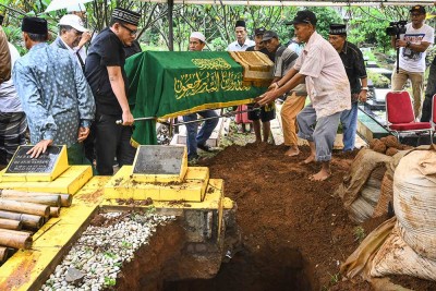 Suasana Haru Iringi Pemakaman Pelawak Sekaligus Politikus Nurul Qomar