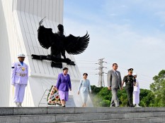 PM Jepang Ishiba Shigeru dan Istri Beri Penghormatan di TMPN Utama Kalibata