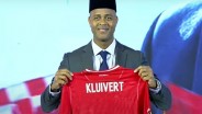 Momen Patrick Kluivert Pegang Jersey Timnas Indonesia dan Pakai Peci Hitam