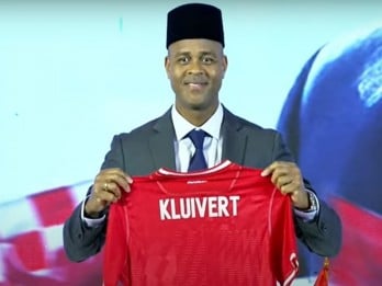 Momen Patrick Kluivert Pegang Jersey Timnas Indonesia dan Pakai Peci Hitam