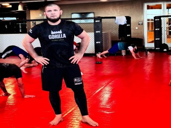 Khabib Nurmagomedov Diolok-olok Mantan Juara UFC Usai Diusir dari Pesawat