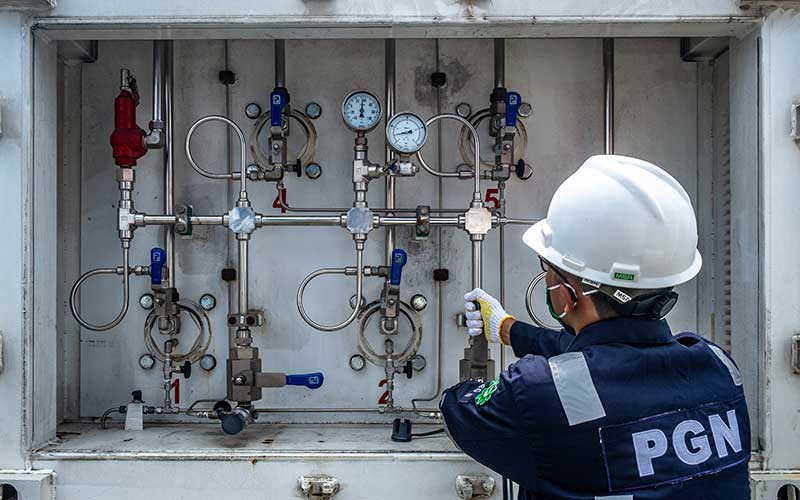 Petugas PT PGN Tbk. memeriksa tekanan pada instalasi Metering Regulating Station saat penyaluran gas bumi dalam bentuk Compressed Natural Gas (gas alam yang dikompresi) menggunakan teknologi GTM (Gas Transportation Module) atau Gaslink Truck untuk menyuplai Jargas Rumah Tangga di wilayah Semarang, Jawa Tengah, Kamis (16/4/2020). ANTARA FOTO/Aji Styawan