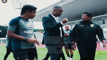 Pantau Latihan Timnas U-20 Indonesia, Patrick Kluivert dan Indra Sjafri Berdiskusi