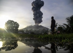 Gunung Ibu Erupsi Keluarkan Abu Vulkanik