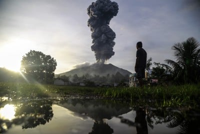 Gunung Ibu Erupsi Keluarkan Abu Vulkanik