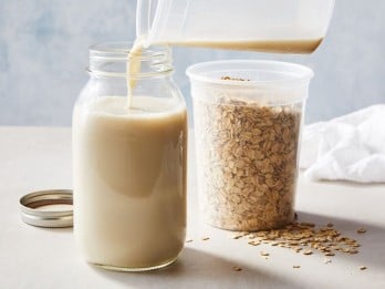 Pilah Pilih Susu Gandum vs Susu Almond, Mana yang Lebih Sehat?