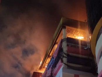 Update Kebakaran Glodok Plaza: 9 Orang Terjebak Telah Dievakuasi