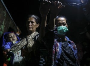 Evakuasi Warga Di Zona Merah Gunung Ibu