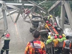 Duh! Jembatan Penghubung Kalsel dan Kaltim Ambruk Akibat Truk Odol