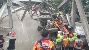 Duh! Jembatan Penghubung Kalsel dan Kaltim Ambruk Akibat Truk Odol