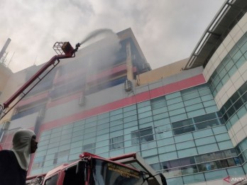 Update Kebakaran Glodok Plaza: Tim Damkar Cari 5 Orang Hilang