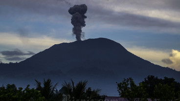 Erupsi Gunung Ibu Masih Berlanjut