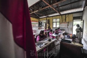 Tetap Menuntut Ilmu Meski 20 Tahun Bangunan Sekolah Rusak