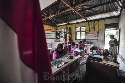 Tetap Menuntut Ilmu Meski 20 Tahun Bangunan Sekolah Rusak