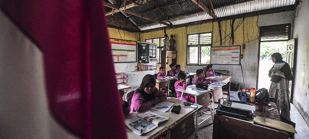 Tetap Menuntut Ilmu Meski 20 Tahun Bangunan Sekolah Rusak