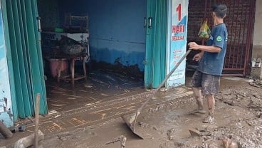 Cirebon Dilanda Banjir Bandang, Rumah Rusak dan Jalur Tertutup Lumpur