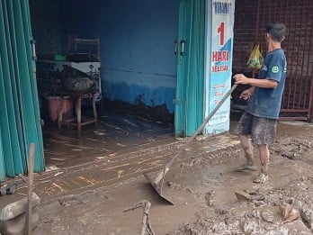 Cirebon Dilanda Banjir Bandang, Rumah Rusak dan Jalur Tertutup Lumpur