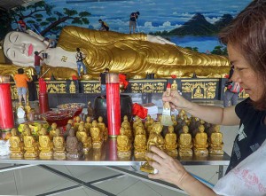 Jelang Imlek, Warga Tionghoa di Bogor Lakukan Ritual Pencucian Patung Budha Tidur