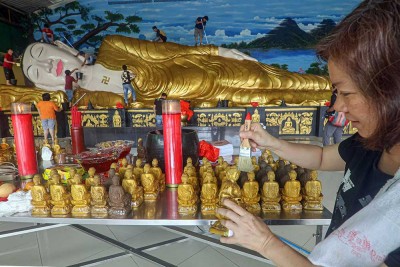 Jelang Imlek, Warga Tionghoa di Bogor Lakukan Ritual Pencucian Patung Budha Tidur