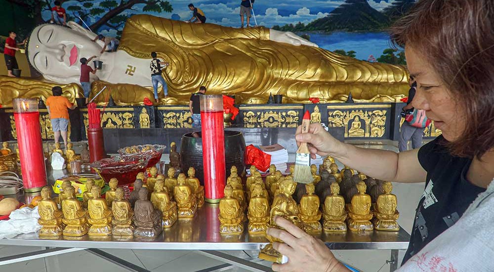 Jelang Imlek, Warga Tionghoa di Bogor Lakukan Ritual Pencucian Patung Budha Tidur