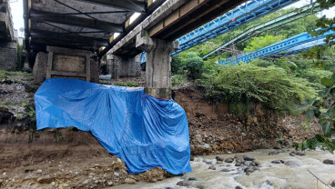 Banjir Bandang di Cirebon Hancurkan Tembok Penahan Jembatan Sumber