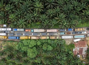 Jalur Lintas Sumatra Macet Total Akibat Banjir Luapan Sungai Pengabuan