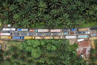 Jalur Lintas Sumatra Macet Total Akibat Banjir Luapan Sungai Pengabuan