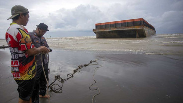 Dihantam Gelombang Tinggi, Kapal Tongkang Tredampar di Pesisir Indramayu