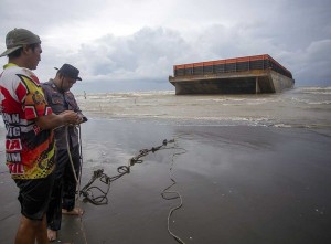 Dihantam Gelombang Tinggi, Kapal Tongkang Tredampar di Pesisir Indramayu