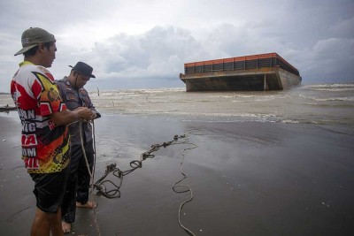 Dihantam Gelombang Tinggi, Kapal Tongkang Tredampar di Pesisir Indramayu