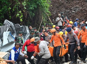 Proses Evakuasi Korban Tanah Longsor di Denpansar