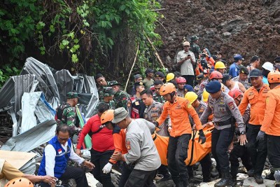 Proses Evakuasi Korban Tanah Longsor di Denpansar