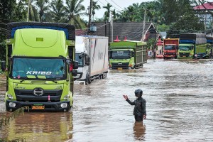 Jalur Lintas Sumatra Sudah Kembali Bisa Dilalui Setelah Lumpuh Total Akibat Banjir