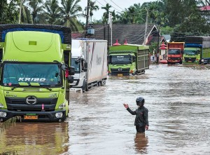 Jalur Lintas Sumatra Sudah Kembali Bisa Dilalui Setelah Lumpuh Total Akibat Banjir