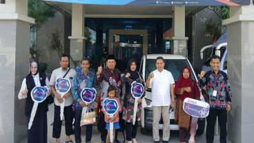Pensiunan Guru di Tegal Raih Hadiah Mobil Listrik dari Bank Jateng