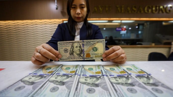 Dolar Berakhir Flat di Tengah Penantian Kepastian Tarif Donald Trump