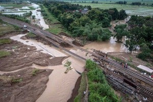 Rel Kereta Api di Grobogan Jawa Tengah Amblas Diterjang Banjir