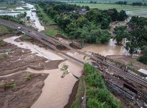 Rel Kereta Api di Grobogan Jawa Tengah Amblas Diterjang Banjir