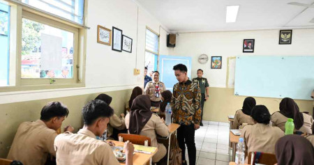 Wapres Gibran Tinjau Makan Bergizi Gratis di SMP dan SMA Hang Tuah Cipulir