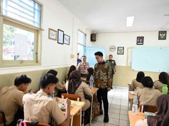 Wapres Gibran Tinjau Makan Bergizi Gratis di SMP dan SMA Hang Tuah Cipulir