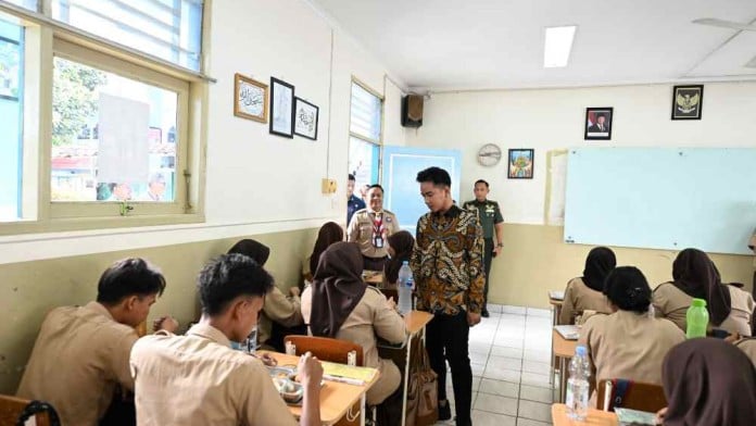 Wapres Gibran Tinjau Makan Bergizi Gratis di SMP dan SMA Hang Tuah Cipulir