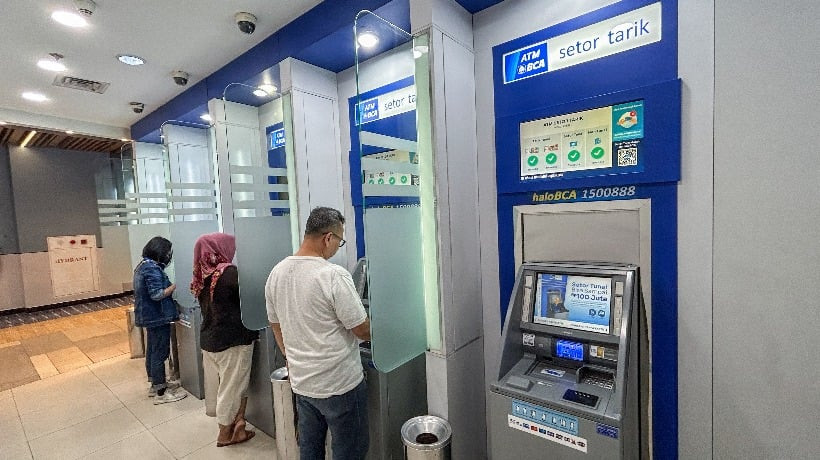 Industri perbankan menghadapi tantangan likuiditas ketat pada 2024, termasuk BCA. (Bisnis/Fanny Kusumawardhani)