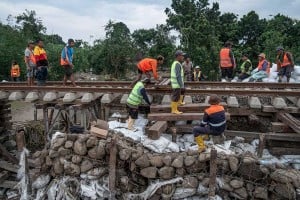 Proses Perbaikan Jalur Kereta Yang Amblas Tergerus Banjir di Grobogan