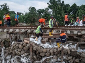 Proses Perbaikan Jalur Kereta Yang Amblas Tergerus Banjir di Grobogan