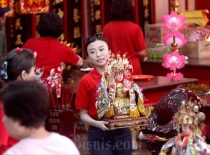 Persiapan Klenteng Xian Ma di Makassar Jelang Perayaan Imlek