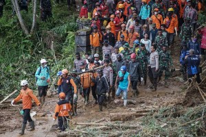 Proses Evakuasi Jenazah Korban Tanah Longsor di Pekalongan